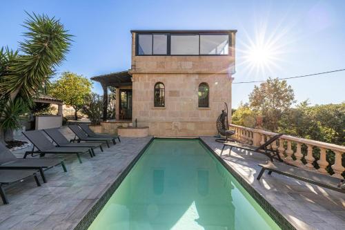 une maison avec une piscine à côté d'un bâtiment dans l'établissement Luxurious Villa with heated pool 6BR-12p - Cannes, à Cannes