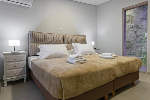 Una cama o camas en una habitación de Tinas Village Free Transport from/to the airport