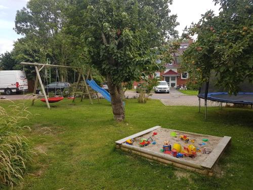 un grupo de juguetes en un arenero en un parque en Balkonwohnung Arngast, en Hooksiel