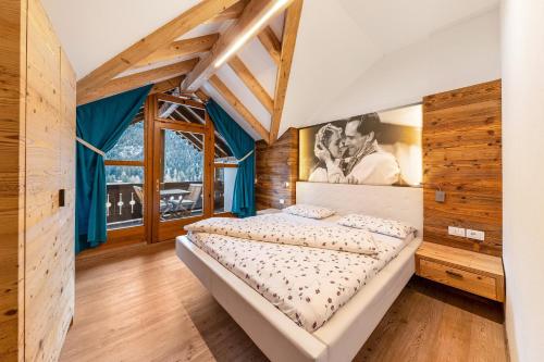 um quarto com uma cama grande num quarto em Naturoase Stegerhof Apt Vergissmeinnicht em Trodena