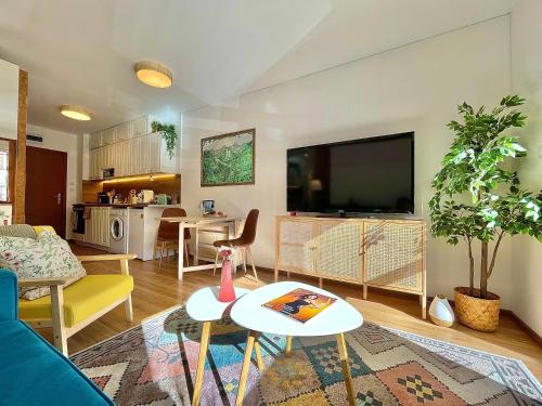 een woonkamer met een bank en een tafel bij Sunny studio close to the slopes in Borovets