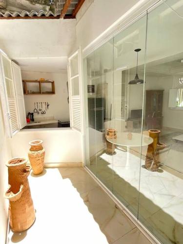 Habitación con ducha de cristal y mesa. en Lindo Apt Jardim Botânico en Río de Janeiro