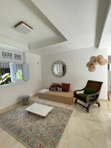 un soggiorno con divano e sedia di Lindo Apt Jardim Botânico a Rio de Janeiro