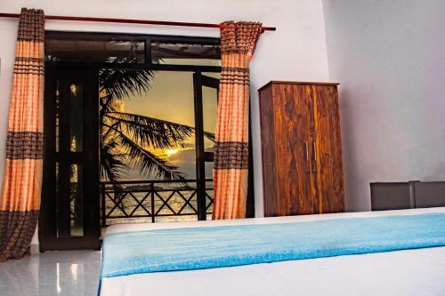 um quarto com uma cama e uma janela com vista em Hanka Villa -Ambalangoda em Ambalangoda