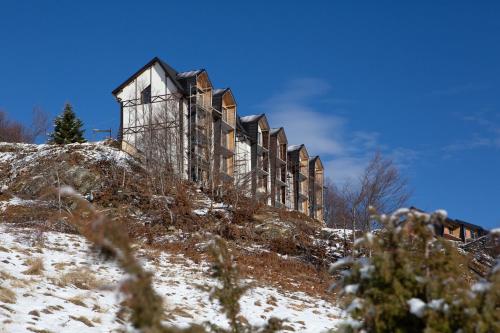 un bâtiment au sommet d'une colline dans la neige dans l'établissement Spiky hill resort, à Kopaonik