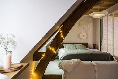 Photo de la galerie de l'établissement La Mezzanine de l'Etoile suite avec jacuzzi privé, à Longmesnil