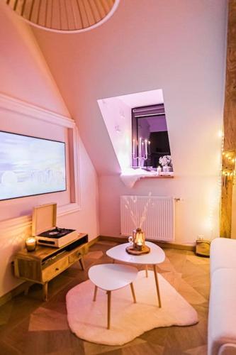 Photo de la galerie de l'établissement La Mezzanine de l'Etoile suite avec jacuzzi privé, à Longmesnil