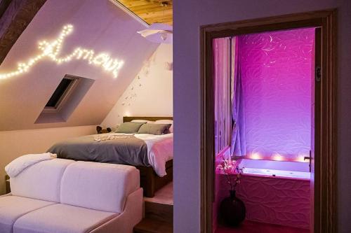 Postel nebo postele na pokoji v ubytování La Mezzanine de l'Etoile suite avec jacuzzi privé