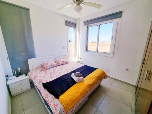 Un dormitorio con una cama con un osito de peluche. en Beach Villa With Private Pool And BBQ en Lárnaca