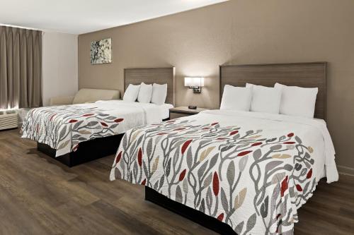 Säng eller sängar i ett rum på Red Roof Inn & Suites Monroe, NC