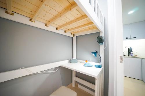 Kuchyň nebo kuchyňský kout v ubytování Student Accommodation - 292 Hennessy Road