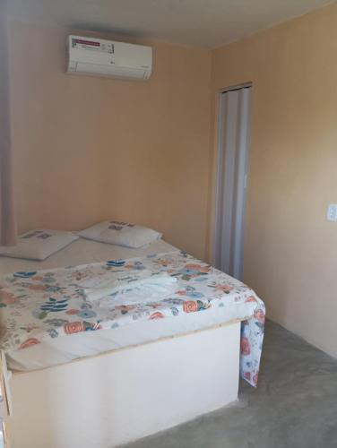 1 dormitorio con cama con edredón en Pousada Dos Sonhos e Restaurante en Tacima