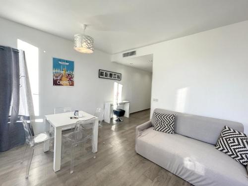 un salon avec un canapé et une table dans l'établissement Cosy 1BR Cannes Gambetta hyper centre - Croisette 1 mn - 4 pers by Olam Properties, à Cannes