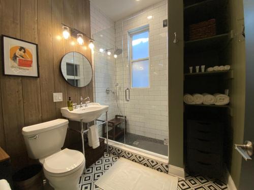 W łazience znajduje się toaleta, umywalka i prysznic. w obiekcie Elegant Hideaway in the Heart of Andersonville w Chicago
