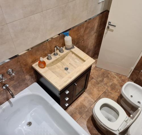 ein Badezimmer mit Waschbecken, Toilette und Badewanne in der Unterkunft -CASA YERBAL- 4 amb - Reserva mínima 2 noches DIR YERBAL 1125 in Buenos Aires