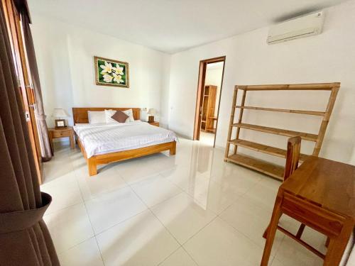 sypialnia z łóżkiem i drabiną w obiekcie Bali Ayu Pool Villa w mieście Canggu