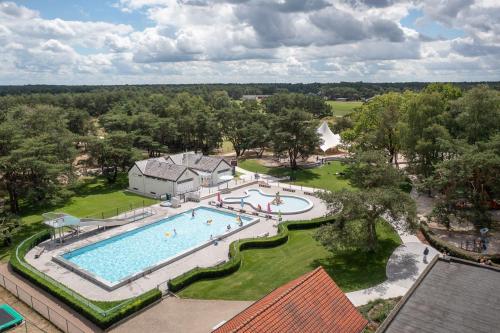 una vista aérea de una piscina en un complejo en Recreatie- en Natuurpark Keiheuvel, en Balen