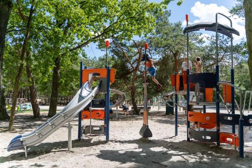 een speeltuin met een glijbaan en mensen erop bij Recreatie- en Natuurpark Keiheuvel in Balen