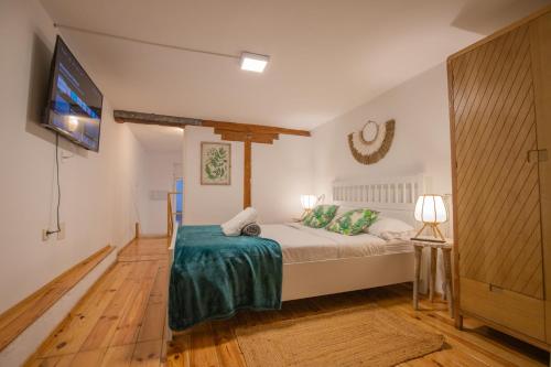 1 dormitorio con 1 cama y TV de pantalla plana en Apartamentos Malasaña, en Madrid