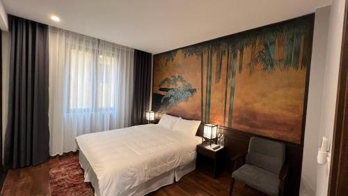 a bedroom with a bed and a painting on the wall at Khoáng nóng Wyndham Thanh Thủy in La Phu