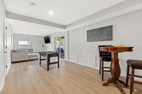 Una televisión o centro de entretenimiento en Updated Home w Heated Pool, Near Beaches - Five-Bedroom House