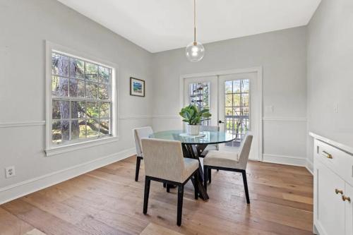 Imagen de la galería de Updated Home w Heated Pool, Near Beaches - Five-Bedroom House, en Tarpon Springs