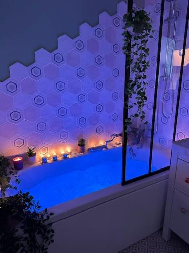 - une piscine dans une pièce éclairée dans l'établissement Sète en couleurs ! T2 / vue canal / balnéo / Pkg, à Sète