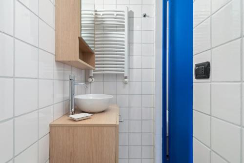 La salle de bains est pourvue d'un lavabo en bois. dans l'établissement Remy Studio - Design District, à Milan
