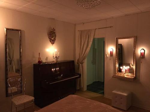 a living room with a bed and a mirror at Romanttinen Retrokaksio in Oulu