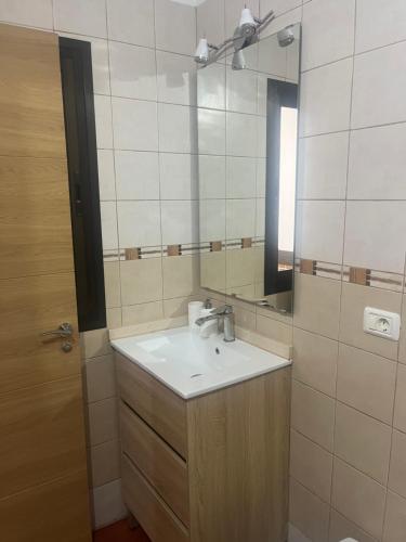 ein Bad mit einem Waschbecken und einem Spiegel in der Unterkunft El Isleño in Valverde