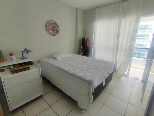 Ένα ή περισσότερα κρεβάτια σε δωμάτιο στο 1 quadra e 1/2 do mar no Centro de Balneário Camboriú!