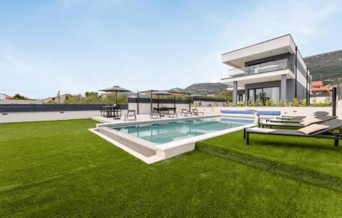 uma villa com uma piscina e uma casa em Luxury Villa Miamore em Kaštela