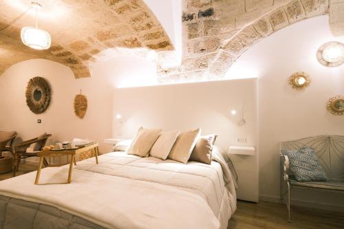 une chambre avec un grand lit dans une pièce dans l'établissement Mary House, à Bari