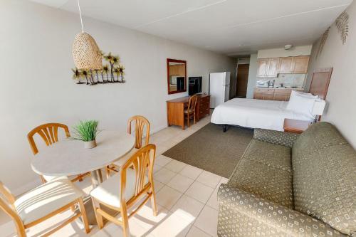 Postel nebo postele na pokoji v ubytování Waikiki Oceanfront Inn