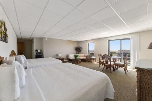Waikiki Oceanfront Innにあるベッド