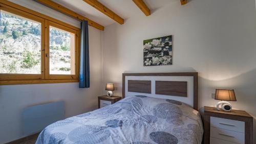1 dormitorio con 1 cama, 2 mesitas de noche y ventana en Esfera turística,Tarter Park, en El Tarter
