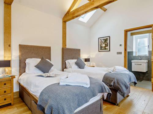 2 camas individuales en una habitación con lavabo en 2 Bed in Taunton 80694, en North Curry