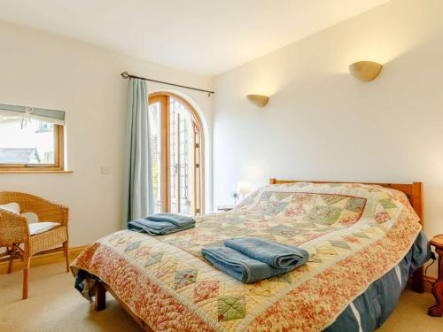 克里克豪厄爾的住宿－1 bed in Crickhowell 82777，一间卧室配有一张带两个枕头的床
