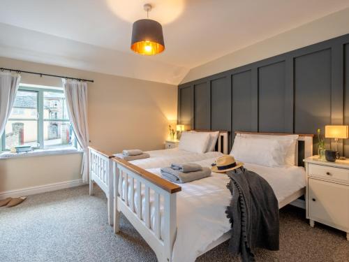 海怡的住宿－3 Bed in Hay-on-Wye 83593，一间卧室设有两张床和窗户。