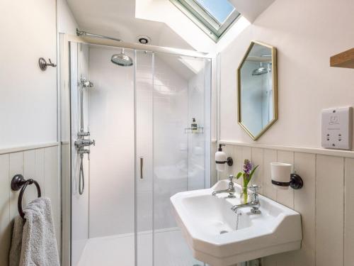 a bathroom with a sink and a shower at 3 Bed in Hay-on-Wye 83593 in Hay-on-Wye