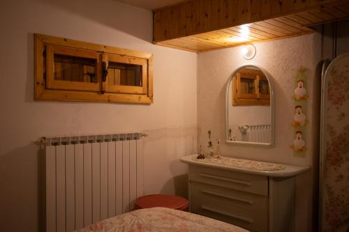 a bathroom with a sink and a mirror at b&b Rivisondoli in Rivisondoli