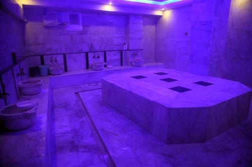 baño con bañera grande en una habitación con aseos en Dimet Park Hotel en Van