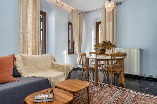 Koukou Spitiko في ديميتسانا: غرفة معيشة مع أريكة وطاولة