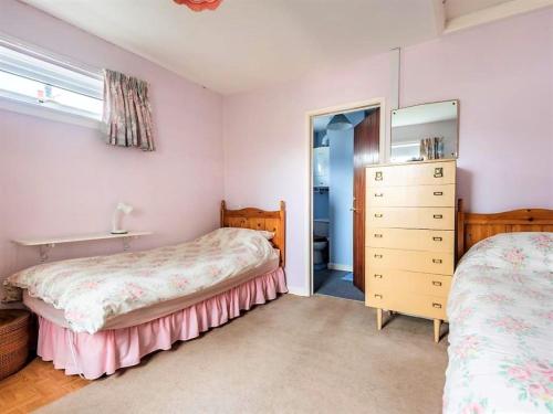 Grizebeck的住宿－1 Bed in Kirkby-in-Furness SZ463，一间卧室配有两张床、一个梳妆台和镜子