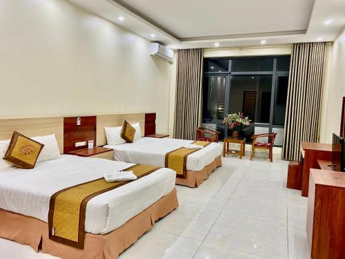 - une chambre d'hôtel avec 2 lits dans l'établissement Dong Thanh Hotel, à Hòa Ðình
