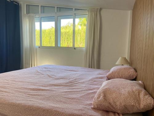 - une chambre avec un grand lit et une fenêtre dans l'établissement Casa rural La Caprichosa with private swimming pool, à Cártama
