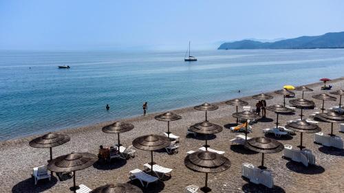 een groep parasols en stoelen op een strand bij Residence Il Cicero in San Giorgio