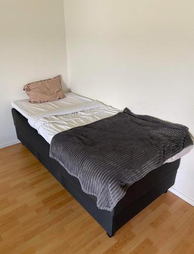 un letto non rifatto in una stanza con parete bianca di lovely apartment in Gothenburg a Göteborg