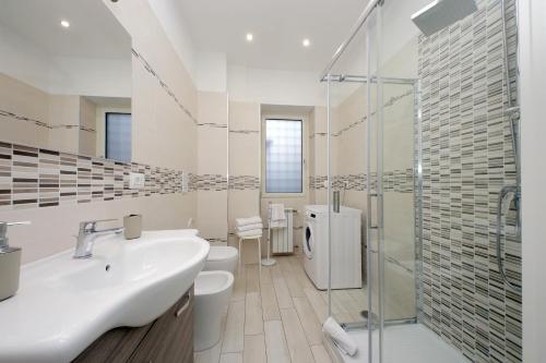 y baño blanco con lavabo y ducha. en Lovely apartment with terrace near the Vatican en Roma