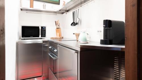W kuchni znajduje się lodówka ze stali nierdzewnej i kuchenka mikrofalowa. w obiekcie Roma 34 w mieście Bormio